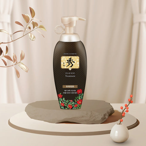 Tratamentul Daeng Gi Meo Ri Dlae Soo pentru îngrijirea părului și prevenirea căderii acestuia, prezentat într-un recipient de 400 ml cu pompiță pentru o aplicare ușoară, este soluția perfectă pentru cei care își doresc să mențină un păr sănătos și plin de viață. Cu un design autentic coreean și îmbogățit cu ingrediente tradiționale, acest tratament promite să întărească firul de păr, să stimuleze scalpul și să promoveze o creștere viguroasă. Ideal pentru utilizarea regulată, Daeng Gi Meo Ri Dlae Soo