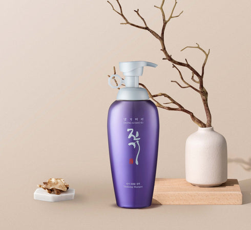 Șamponul vitalizant Daeng Gi Meo Ri: Revigorați-vă părul și scalpul cu acest șampon bogat în ingrediente nutritive și revitalizante. Formulat cu extracte tradiționale coreene, acest șampon lucrează pentru a întări rădăcinile părului și a stimula creșterea, lăsând părul mai plin și mai sănătos. Volumul de 500 ml este perfect pentru călătorii sau pentru a testa produsul înainte de a face un angajament pentru dimensiunea completă. Includeți acest șampon Daeng Gi Meo Ri în rutina dvs. de îngrijire a părului