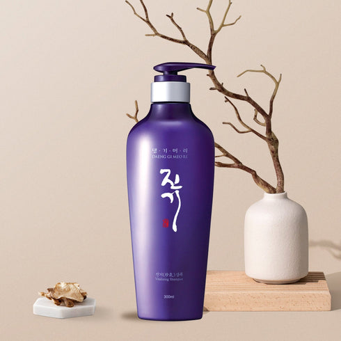 Șamponul vitalizant Daeng Gi Meo Ri: Revigorați-vă părul și scalpul cu acest șampon bogat în ingrediente nutritive și revitalizante. Formulat cu extracte tradiționale coreene, acest șampon lucrează pentru a întări rădăcinile părului și a stimula creșterea, lăsând părul mai plin și mai sănătos. Volumul de 500 ml este perfect pentru călătorii sau pentru a testa produsul înainte de a face un angajament pentru dimensiunea completă. Includeți acest șampon Daeng Gi Meo Ri în rutina dvs. de îngrijire a părului