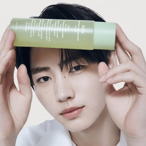 Toner cu Heartleaf pentru echilibru și calmare – Abib Calming Toner Skin Booster 200ml
Conține 80% extract pur de Houttuynia Cordata, planta-minune din medicina orientală. Acest toner este ideal pentru tenul sensibil, acneic sau afectat de mască (maskne). Are rol în reducerea inflamației, hidratarea profundă și menținerea unei bariere cutanate sănătoase. Textura sa apoasă pătrunde rapid, fără să lase reziduuri. Potrivit pentru rutina zilnică. wowskin.ro