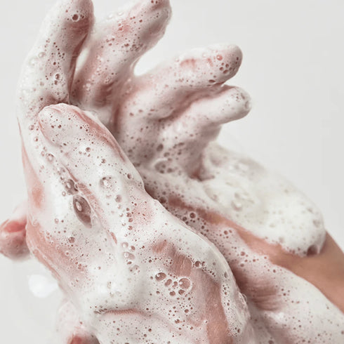 Anua Heartleaf Succinic Foam îndepărtează impuritățile fără să compromită bariera pielii.
Formulă cu pH echilibrat, perfectă pentru utilizare zilnică. WowSkin Romania