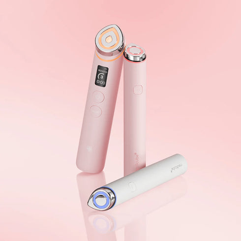 Dispozitivul roz Medicube MINI folosește microcurenți pentru stimularea colagenului și îmbunătățirea texturii pielii. Frumos, compact și performant! wowskin.ro