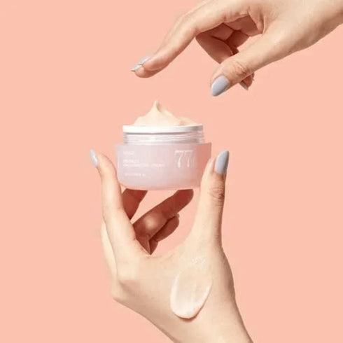 Anua Peach 77 Niacin Cream hrănește intens pielea uscată și sensibilă.Textură bogată, formulă calmantă, perfectă pentru tenul tern și deshidratat.
WowSkin Romania