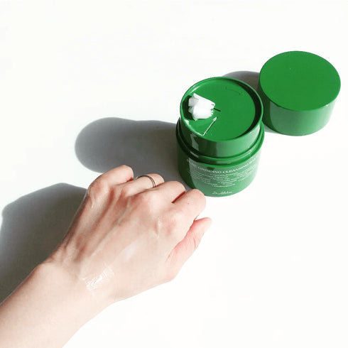 Descoperă un cleansing balm cu textură moale, care se topește pe piele, elimină excesul de sebum și lasă tenul hidratat și luminos. wowskin.ro