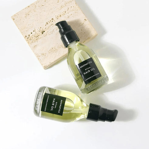 Aromatica Hair Oil cu lavandă și patchouli lasă părul strălucitor, neted și ușor de coafat. Ulei capilar vegan, potrivit pentru păr fragil, uscat sau vopsit.