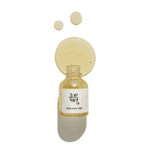 Serul strălucitor cu Propolis și Niacinamide de la Beauty of Joseon uniformizează tonul pielii.
Are efect calmant și iluminator, ideal pentru o rutină K-beauty completă. wowskin.ro