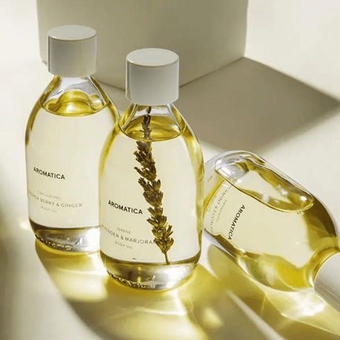 Experimentează relaxarea totală cu Aromatica Serene Body Oil – lavandă calmantă și marjoram hrănitor pentru o piele luminoasă și suplă.