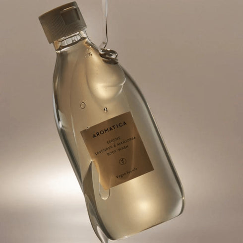 Gelul de duș Aromatica cu lavandă și măghiran curăță delicat, hidratează și oferă o experiență aromaterapeutică pentru trup și minte.