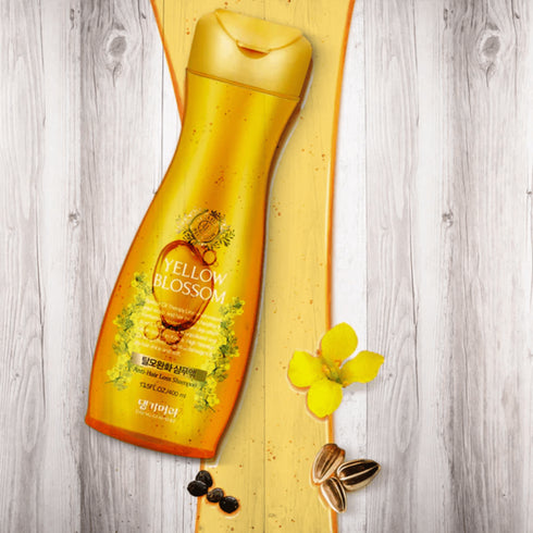 Șamponul Yellow Blossom Anti-Hair Loss de la Daeng Gi Meo Ri, prezentat într-un ambalaj atractiv de 400 ml, este o alegere excelentă pentru cei care se confruntă cu căderea părului. Cu o formulă inovatoare ce include ulei de semințe de rapiță, renumit pentru beneficiile sale nutritive, acest șampon nu numai că curăță eficient, dar oferă și un tratament împotriva căderii părului. Ingredientele selectate cu grijă ajută la revitalizarea și fortificarea rădăcinii părului,