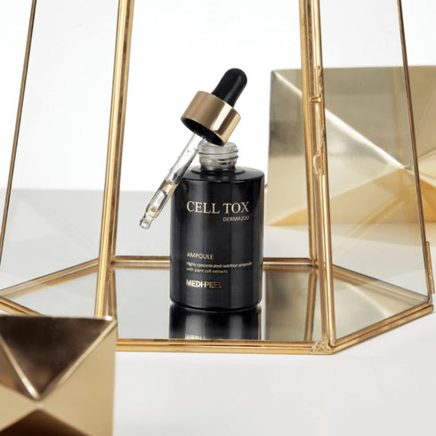 Infuzează-ți pielea cu esența vitalității cu ajutorul CELL TOXING DERMAJOURS AMPOULE de la MEDPEEL. Această fiolă de nutriție cu concentrație ridicată, cu extracte de celule vegetale, este un elixir puternic conceput pentru a vă hrăni și întineri pielea în profunzime. Prezentată într-o sticlă elegantă, neagră mată, cu accente aurii, este un simbol al rafinamentului în îngrijirea pielii.