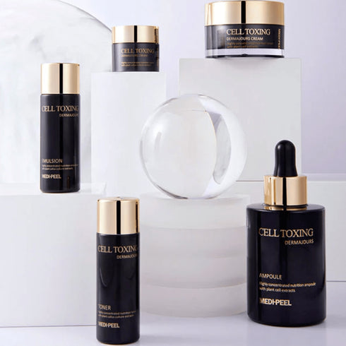Ridicați-vă rutina de înfrumusețare cu setul CELL TOXING DERMAJOURS ESSENTIAL SET de la MEDPEEL. Infuzat cu extracte de culturi de calus din plante, acest kit include o fiolă, un toner, o emulsie și o cremă pentru o îngrijire nutritivă completă a pielii. Ambalajul elegant de culoare navy și auriu promite un amestec de lux și eficacitate, perfect pentru cei care caută o experiență premium de îngrijire a pielii