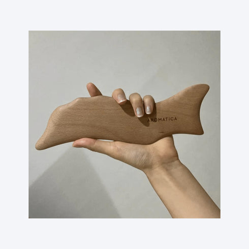 Redefinește conturul feței și relaxează mușchii cu masajul anti-stres Aromatica Dolphin. Ideal pentru reducerea tensiunii și revitalizarea pielii.