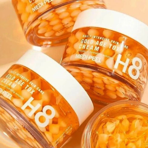 Cufundați-vă în opulența cremei GOLD AGE TOX H8 de la MEDIPEEL, o soluție zilnică de îngrijire intensivă a pielii. Plină de 8 tipuri de elemente hidratante, această cremă se mândrește cu o formulă unică care hrănește și revitalizează pielea în profunzime. Închisă într-un borcan transparent cu capsule infuzate cu aur, este o notă de lux pentru rutina zilnică, concepută pentru a lăsa pielea suplă și întinerită