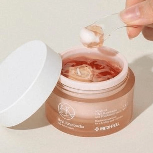 Hidratați-vă și hrăniți-vă pielea cu Hyal Kombucha Tea-Tox Cream de la MEDIPEEL. Această cremă de lux îmbină cea mai bună Kombucha din Marea Britanie cu acid hialuronic, oferind nutrienți esențiali pentru un ten sănătos și vital. Textura sa cremoasă și ingredientele puternice asigură o piele refăcută și radiantă