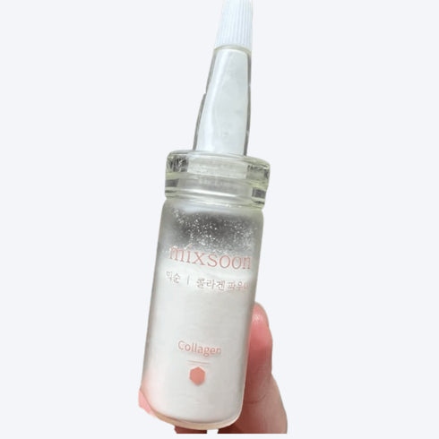 Mixsoon Collagen Powder, 3g Revitalizează-ți pielea cu pulberea de colagen Mixsoon's Collagen Powder, cel mai bun stimulent pentru piele într-un pachet minimalist. Concepută pentru a fi amestecată cu serurile sau cremele dvs. preferate, această pudră de colagen pur se îmbină perfect pentru a spori fermitatea și elasticitatea pielii. Fiecare aplicare oferă o explozie concentrată de colagen, ajutând la reducerea aspectului liniilor fine și al ridurilor, promovând în același timp un ten tânăr și radiant.