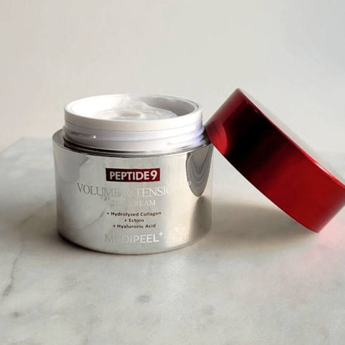 Peptide 9 Volume And Tension Tox Cream Pro Redescoperiți tineretea pielii cu Medipeel Peptide9 Volume & Tension Tox Cream Pro. Această cremă inovatoare este infuzată cu un complex puternic de nouă peptide, colagen hidrolizat și acid hialuronic pentru a oferi volum, tensiune și hidratare. Concepută pentru a combate semnele de îmbătrânire, formula avansată ajută la reducerea ridurilor și la îmbunătățirea elasticității pielii.