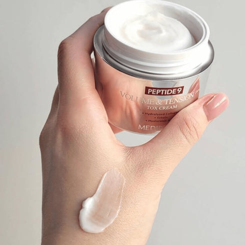 Peptide 9 Volume And Tension Tox Cream Pro Redescoperiți tineretea pielii cu Medipeel Peptide9 Volume & Tension Tox Cream Pro. Această cremă inovatoare este infuzată cu un complex puternic de nouă peptide, colagen hidrolizat și acid hialuronic pentru a oferi volum, tensiune și hidratare. Concepută pentru a combate semnele de îmbătrânire, formula avansată ajută la reducerea ridurilor și la îmbunătățirea elasticității pielii.