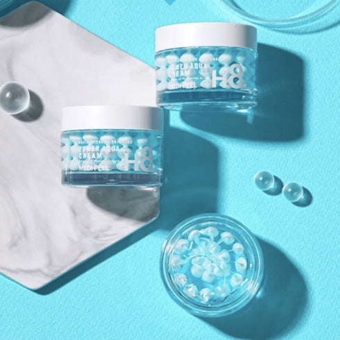 MediPeel Power Aqua Descoperiți nivelul suprem de hidratare cu Medi-Peel Power Aqua Cream, infuzată cu nu mai puțin de 8 tipuri de acid hialuronic pentru a asigura o hidratare de durată și profundă. Această cremă de 50ml este proiectată pentru a se potrivi tuturor tipurilor de piele, oferind o hidratare intensă care ajută la îmbunătățirea elasticității și la minimizarea aspectului de linii fine. Formula sa unică pătrunde rapid în piele, lăsând-o netedă, plină de viață și revitalizată