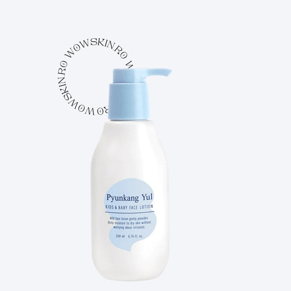 Pyunkang Yul Kids & Baby Face Lotion este o loțiune delicată de 200 ml, special formulată pentru hidratarea profundă a pielii uscate a bebelușilor și copiilor. Această loțiune oferă o îngrijire blândă, fără a provoca iritații, fiind perfectă pentru pielea sensibilă a bebelușilor. Ideală pentru utilizarea zilnică, Pyunkang Yul Kids & Baby Face Lotion ajută la menținerea sănătății și confortului pielii bebelușilor, lăsând-o moale și catifelată. Alege această loțiune pentru o îngrijire completă