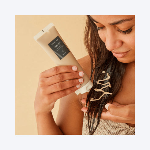 Tratamentul cu proteine Aromatica Quinoa oferă îngrijire profundă pentru părul uscat și procesat chimic. Formulă vegană, bogată în nutrienți esențiali pentru regenerare capilară.