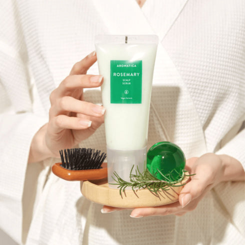 Scrubul Aromatica pentru scalp cu rozmarin stimulează circulația și îndepărtează impuritățile. Exfoliant natural perfect pentru scalp gras sau iritat.