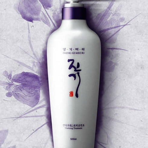 Tratamentul vitalizant Daeng Gi Meo Ri de 500 ml: Transformati-va rutina de ingrijire a parului cu acest tratament nutritiv coreean. Infuzat cu ingrediente botanice, acest tratament ajută la repararea părului deteriorat, redându-i vitalitatea și strălucirea. Formatul generos de 500 ml asigură că veți avea suficient produs pentru utilizări multiple, făcându-l o adiție de durată în rutina dvs. de îngrijire. Potrivit pentru toate tipurile de păr,