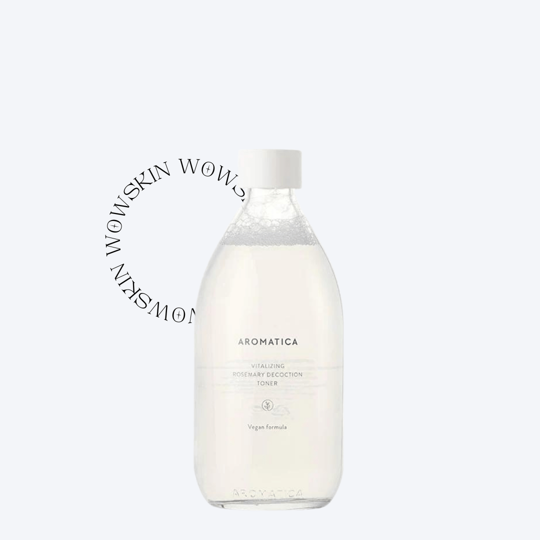 Aromatica Vitalizing Rosemary Decoction Toner revigorează pielea și oferă hidratare profundă cu extract concentrat de rozmarin. Toner vegan pentru ten obosit.
