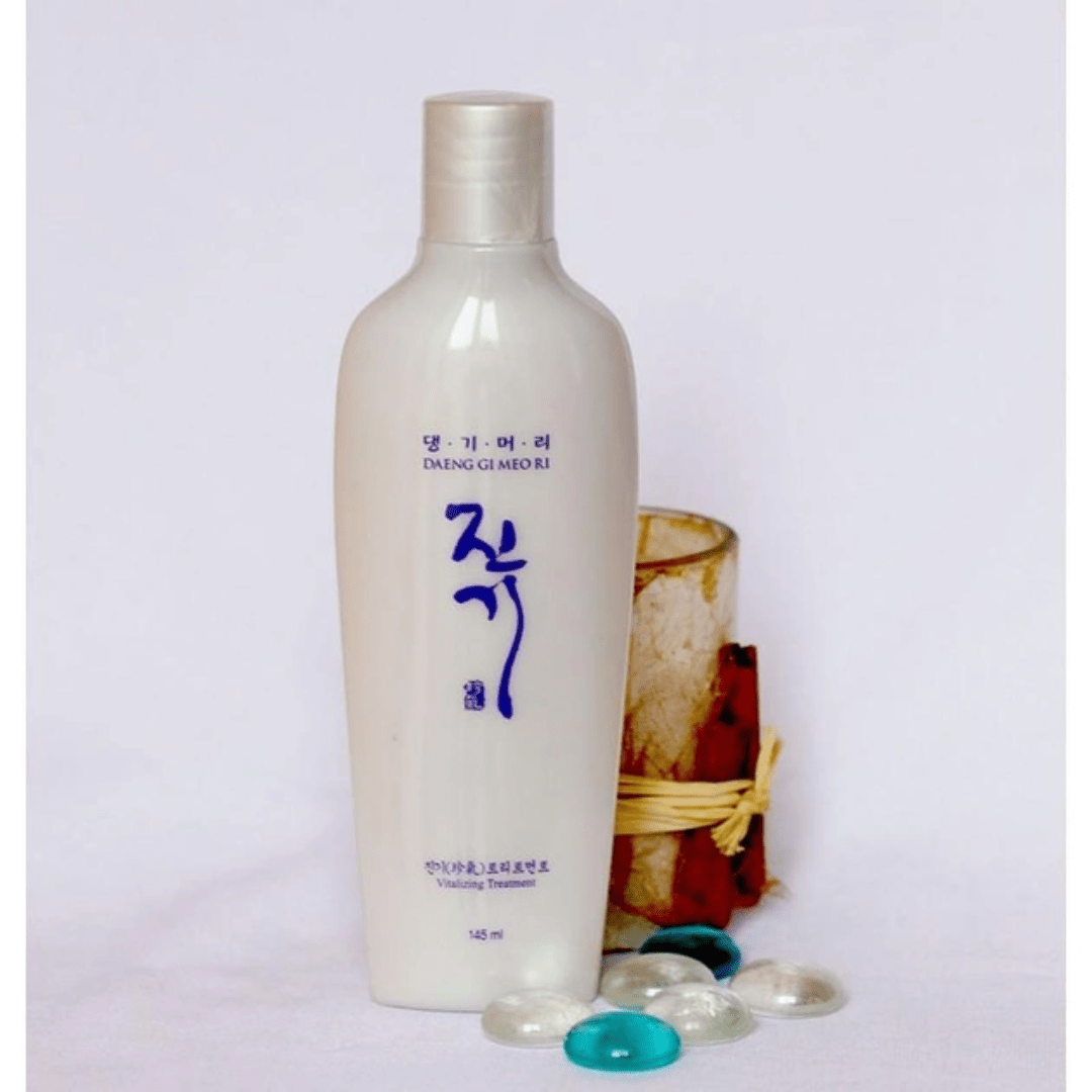  Tratamentul vitalizant Daeng Gi Meo Ri de 145 ml: Transformati-va rutina de ingrijire a parului cu acest tratament nutritiv coreean. Infuzat cu ingrediente botanice, acest tratament ajută la repararea părului deteriorat, redându-i vitalitatea și strălucirea. Formatul generos de 145 ml asigură că veți avea suficient produs pentru utilizări multiple, făcându-l o adiție de durată în rutina dvs. de îngrijire. Potrivit pentru toate tipurile de păr