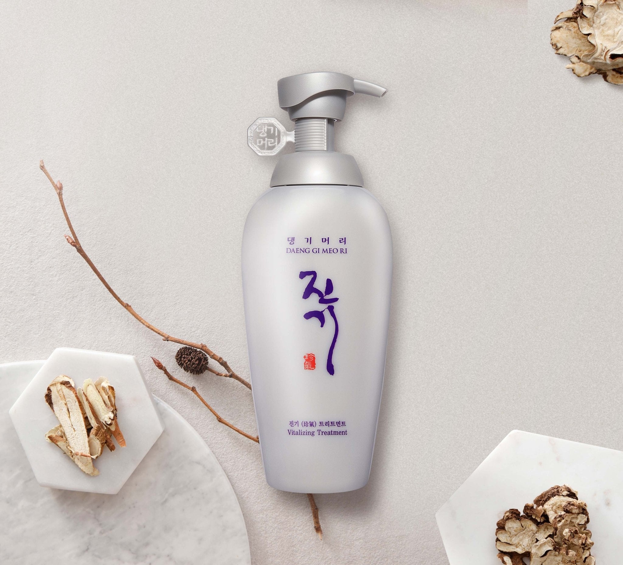 Tratamentul vitalizant Daeng Gi Meo Ri de 500 ml: Transformati-va rutina de ingrijire a parului cu acest tratament nutritiv coreean. Infuzat cu ingrediente botanice, acest tratament ajută la repararea părului deteriorat, redându-i vitalitatea și strălucirea. Formatul generos de 500 ml asigură că veți avea suficient produs pentru utilizări multiple, făcându-l o adiție de durată în rutina dvs. de îngrijire. Potrivit pentru toate tipurile de păr,