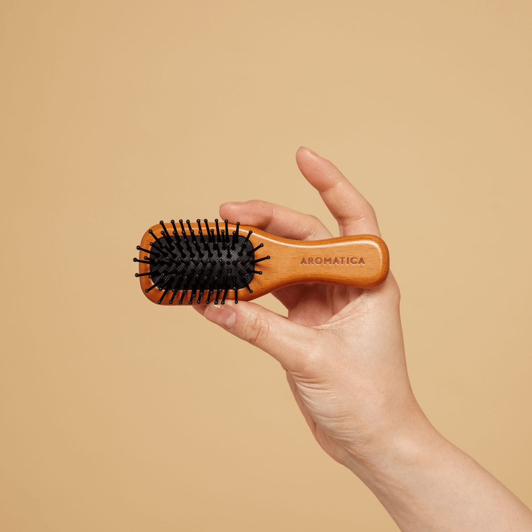 Peria Aromatica Scalp Brush din lemn natural oferă un masaj delicat ce echilibrează sebumul și relaxează. Perfectă pentru utilizare zilnică în rutina de îngrijire a părului.