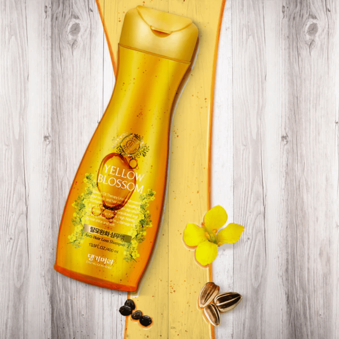  Șamponul Yellow Blossom Anti-Hair Loss de la Daeng Gi Meo Ri, prezentat într-un ambalaj atractiv de 400 ml, este o alegere excelentă pentru cei care se confruntă cu căderea părului. Cu o formulă inovatoare ce include ulei de semințe de rapiță, renumit pentru beneficiile sale nutritive, acest șampon nu numai că curăță eficient, dar oferă și un tratament împotriva căderii părului. Ingredientele selectate cu grijă ajută la revitalizarea și fortificarea rădăcinii părului,