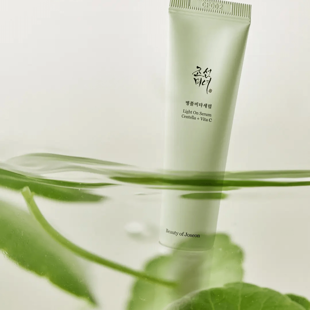 Beauty of Joseon Centella Serum mini – soluția perfectă pentru calmarea pielii stresate. Formula cu extract de Centella Asiatica și antioxidanți îmbunătățește textura și luminozitatea tenului. wowskin.ro