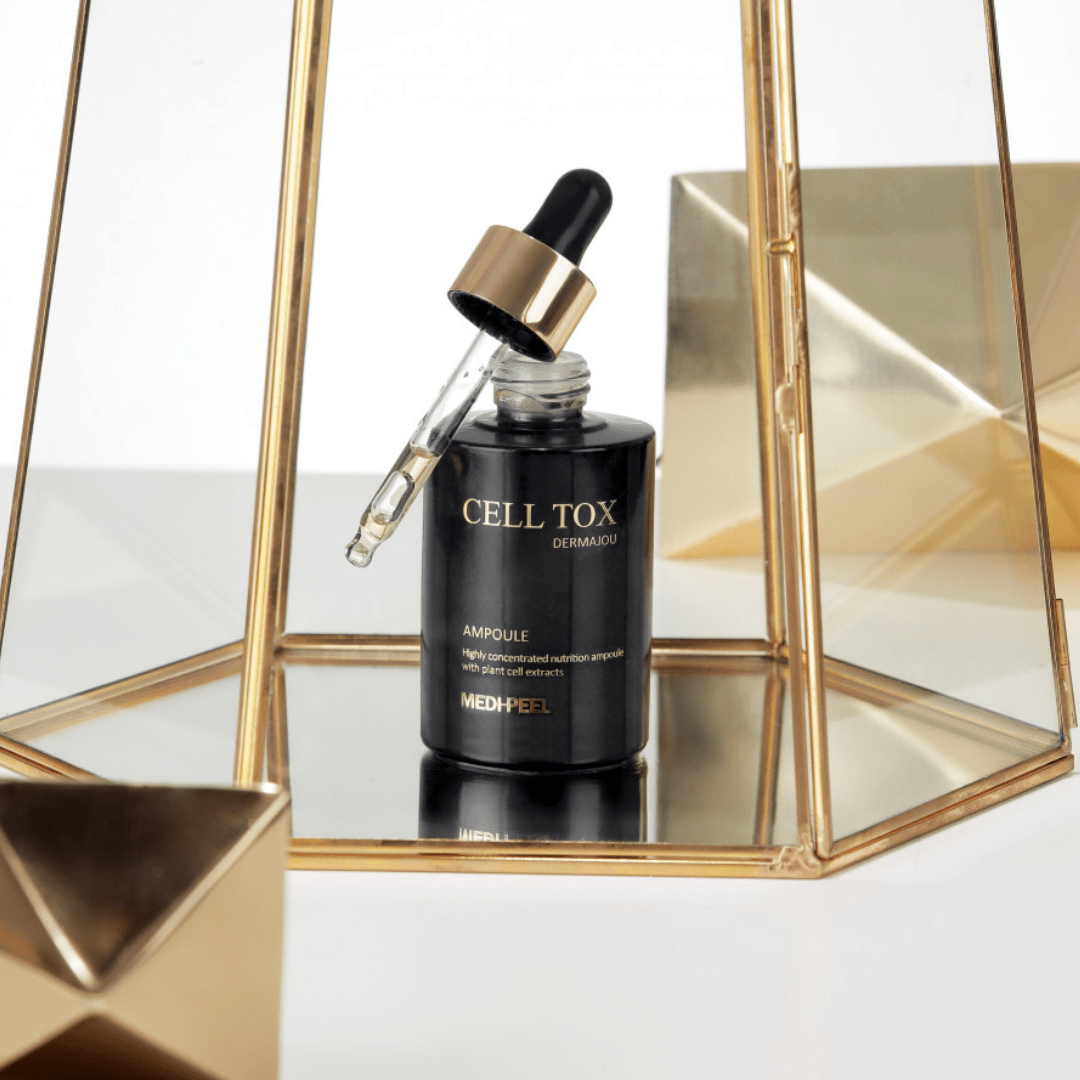 Infuzează-ți pielea cu esența vitalității cu ajutorul CELL TOXING DERMAJOURS AMPOULE de la MEDPEEL. Această fiolă de nutriție cu concentrație ridicată, cu extracte de celule vegetale, este un elixir puternic conceput pentru a vă hrăni și întineri pielea în profunzime. Prezentată într-o sticlă elegantă, neagră mată, cu accente aurii, este un simbol al rafinamentului în îngrijirea pielii.