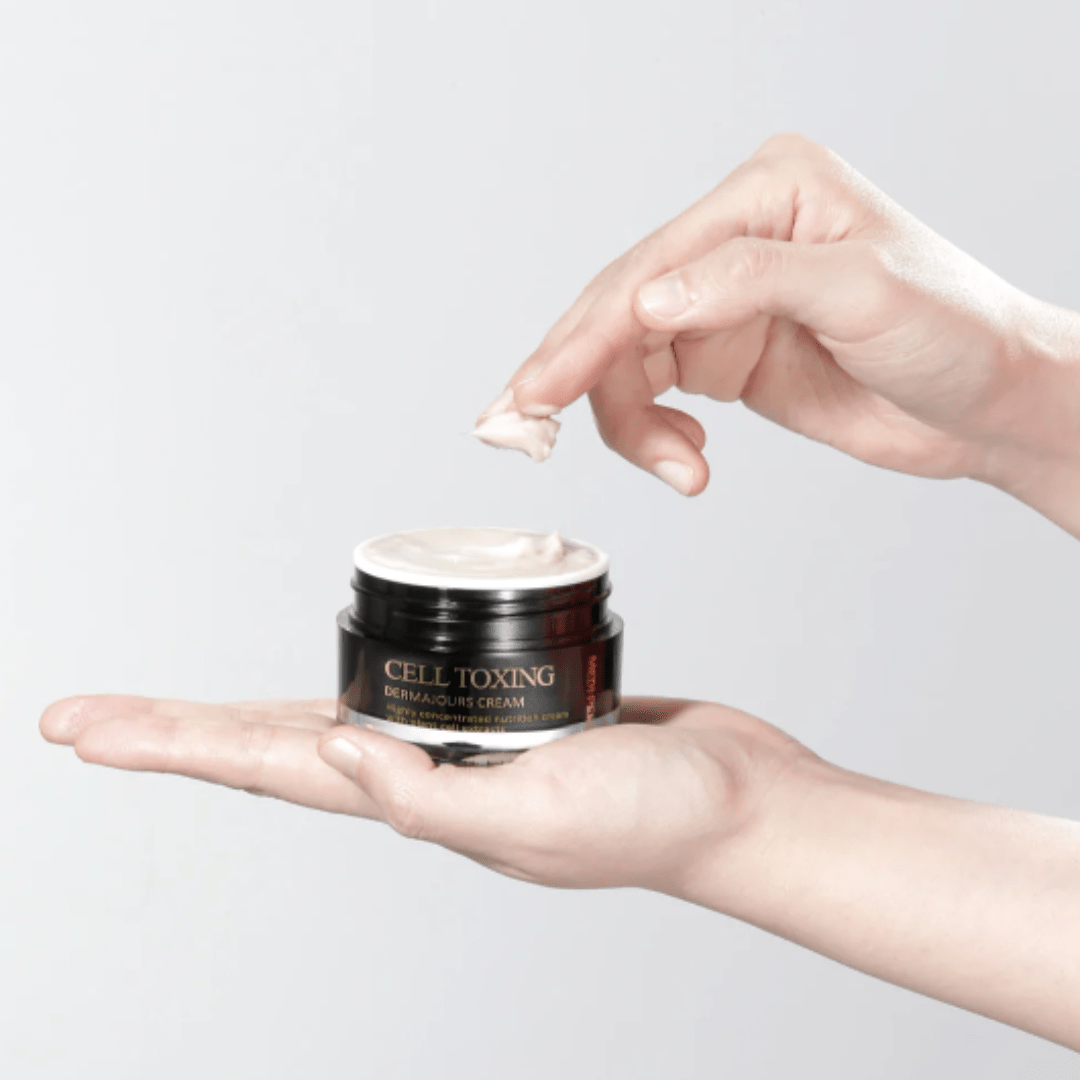 Reîntineriți-vă pielea cu CELL TOXING DERMAJOURS CREAM de la MEDPEEL, o cremă nutritivă de lux, plină de extracte de celule vegetale. Această formulă extrem de concentrată este concepută pentru a hrăni în profunzime, asigurând un ten plin de vitalitate și tinerețe. Borcanul sofisticat înglobează esența îngrijirii avansate a pielii, promițând să ofere hidratare și revitalizare intense.