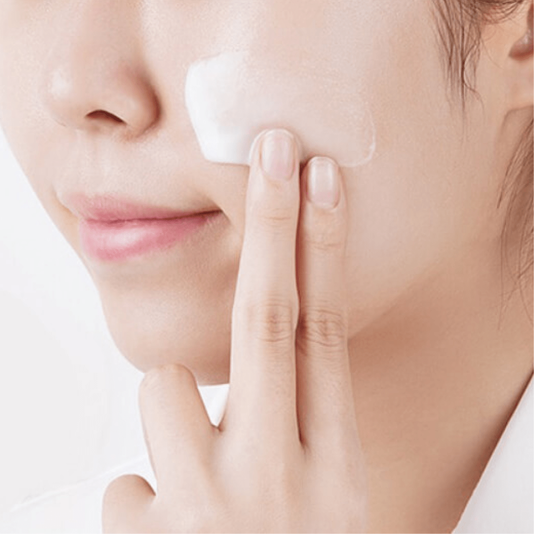 Îmbunătățiți-vă regimul de frumusețe cu CELL TOXING DERMAJOURS EMULSION de la MEDPEEL. Această emulsie nutritivă cu concentrație ridicată este formulată cu extracte avansate de calus vegetal, concepute pentru a oferi un tratament de îngrijire intensivă care revitalizează și hidratează pielea. Flaconul negru elegant, elegant, cu accente aurii, vorbește despre calitatea premium a produsului, făcându-l un accesoriu elegant pentru orice colecție de îngrijire a pielii.