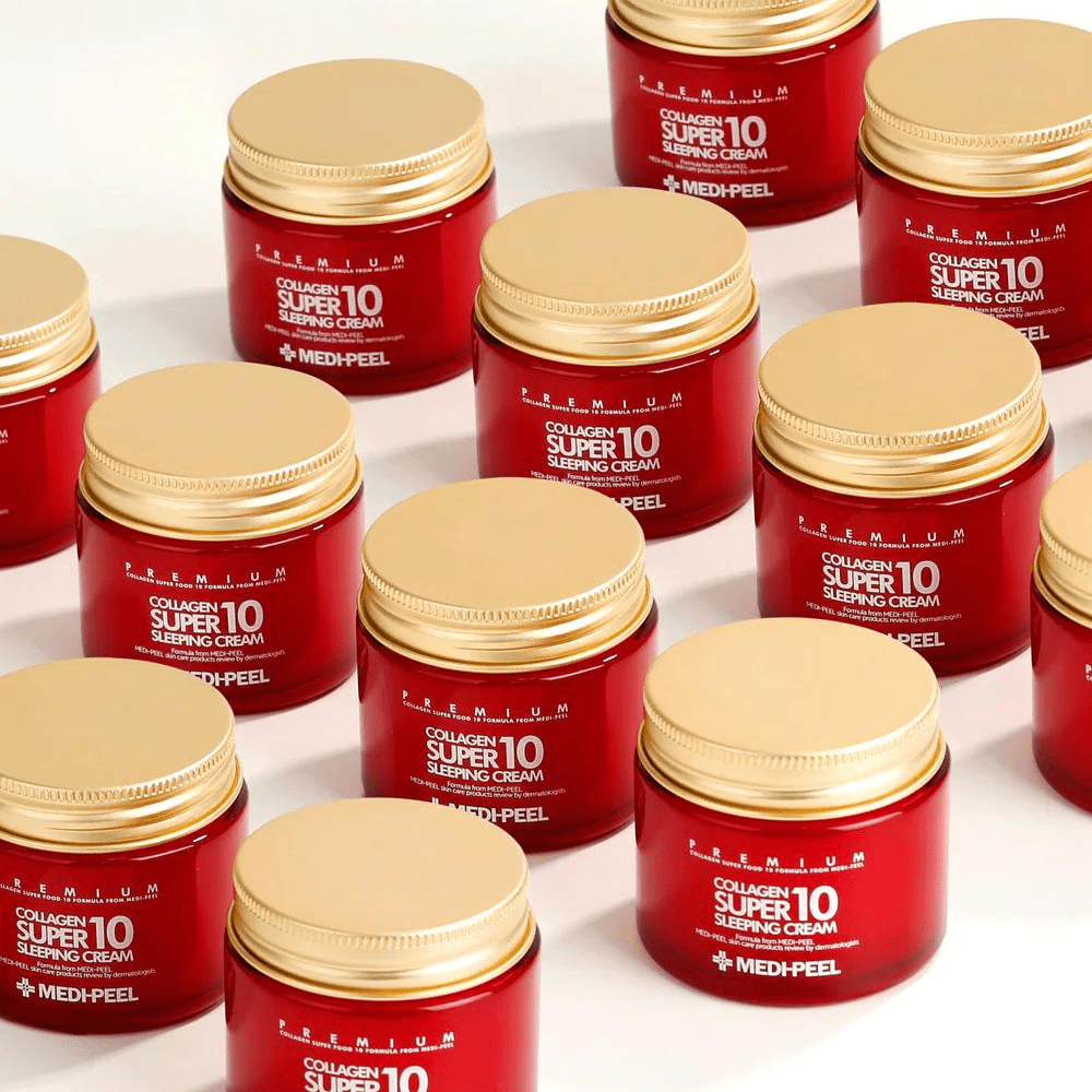 Reîncărcați-vă pielea peste noapte cu crema de somn MEDPEEL Collagen Super 10 Sleeping Cream. Această cremă de noapte luxoasă, pe un fundal albastru intens, înstelat, este formulată cu o formulă de colagen superalimentară pentru a vă revitaliza tenul în timp ce dormiți. Borcanul bogat, roșu cu accente aurii semnifică o îngrijire premium pentru pielea îmbătrânită, promițând să reducă aspectul liniilor fine și al ridurilor pentru o strălucire întinerită dimineața.