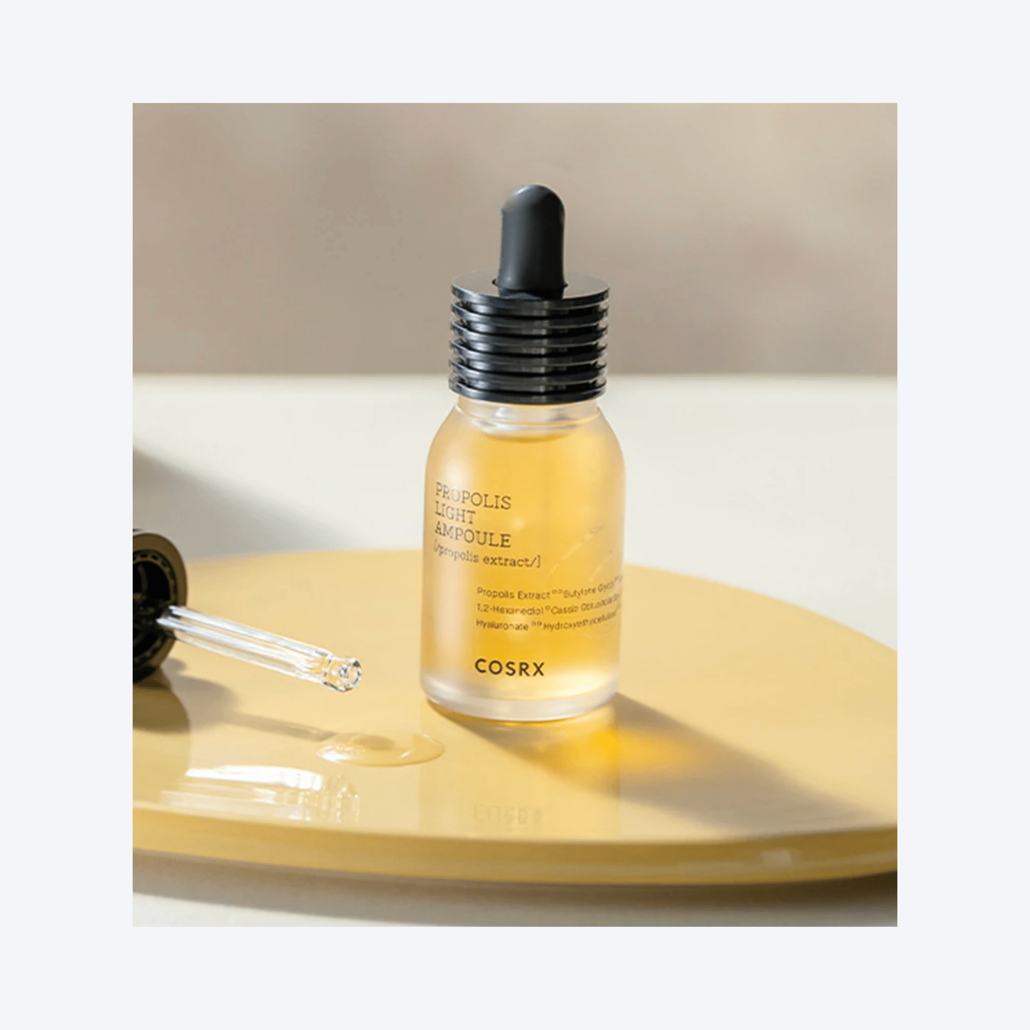 Redă vitalitatea pielii cu COSRX Propolis Light Ampoule, ser coreean cu efect antioxidant și antiinflamator. Formulă ușoară, ideală pentru toate tipurile de ten, inclusiv acneic sau mixt. wowskin.ro