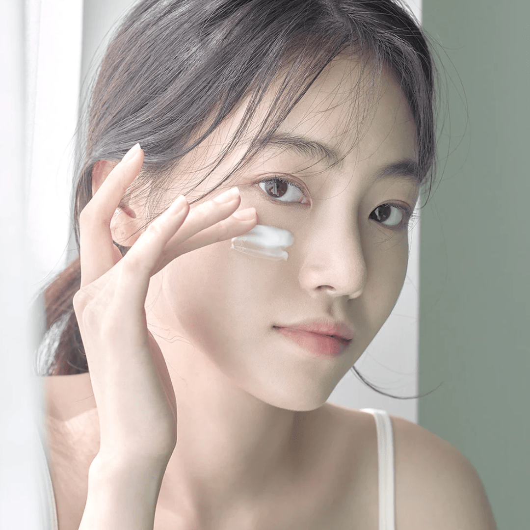 Loțiunea zilnică Anua Heartleaf 70 este formulată pentru a oferi hidratare fără efect gras, reducând roșeața și inflamațiile. Ideală pentru o rutină coreeană minimalistă.