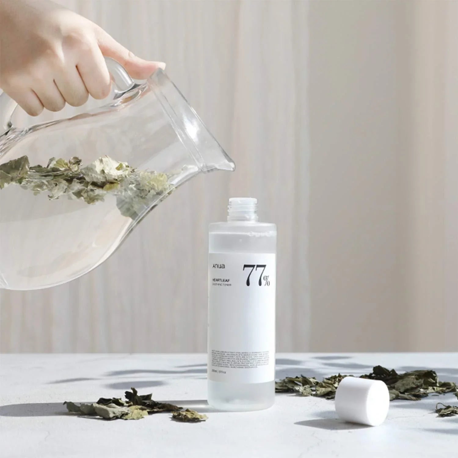 Îngrijire coreeană zilnică cu Anua Heartleaf Toner 250ml, recomandat pentru piele sensibilă, iritată sau predispusă la acnee. Textură lejeră, fără alcool, cu efect de calmare intensă.