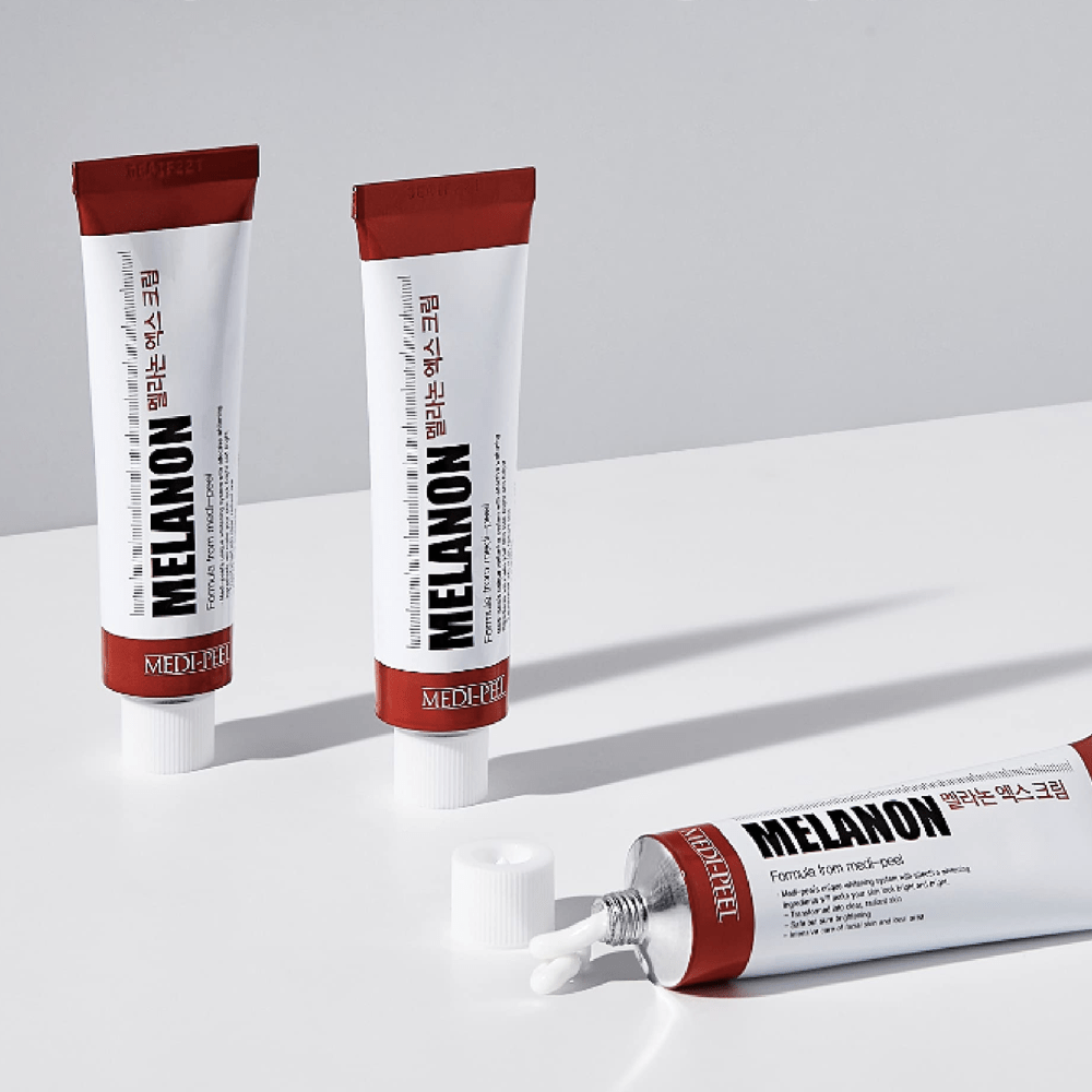 Vizați hiperpigmentarea și obțineți un ton mai uniform al pielii cu crema Melanon X Cream de la MEDI-PEEL. Acest tratament specializat este formulat pentru a estompa petele întunecate și a reduce producția de melanină, asigurând un ten mai clar și mai luminos. Găzduită într-un tub izbitor de culoare roșie și albă, această cremă este un accesoriu puternic pentru orice rutină de îngrijire a pielii axată pe combaterea decolorării