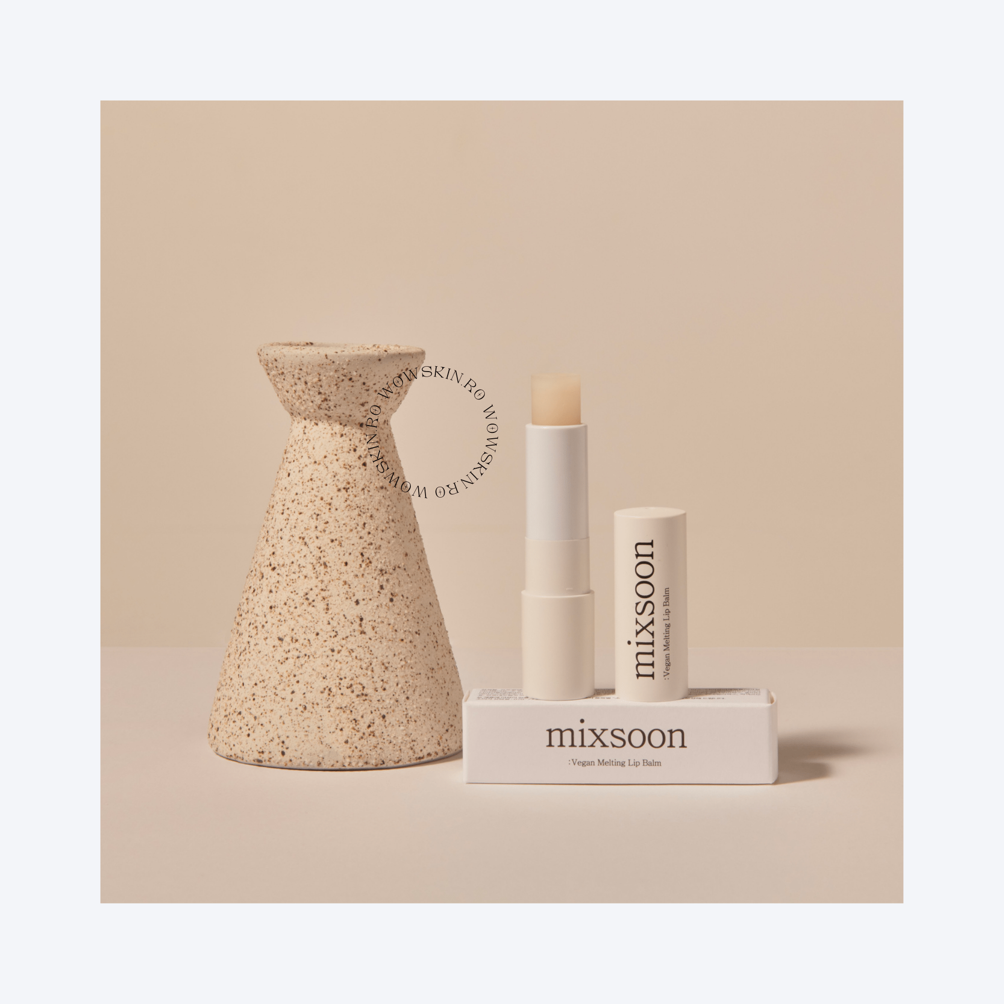 Mixsoon Vegan Melting Lip Balm 01 Clear Cu Mixsoon Vegan Melting Lip Balm în varianta "Clear", buzele tale vor fi mereu hidratate și gata de orice. Acest balsam de buze este dedicat celor care își doresc doar ce este mai bun pentru pielea lor: ingrediente naturale, vegană și eficacitate garantată. Încearcă-l și simte diferența!