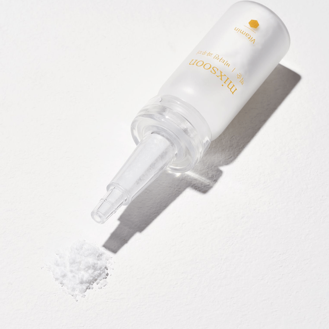 Mixsoon Vitamin C Powder, 8 g  Descoperă puterea pură a Vitaminei C cu Mixsoon Vitamin C Powder. Acest produs inovator de 8g este conceput pentru a-ți permite să-ți personalizezi rutina de îngrijire a pielii adăugând o doză de antioxidant puternic în serurile sau cremele tale preferate. Pulberea de vitamina C pură Mixsoon ajută la iluminarea pielii, reducerea aspectului petelor pigmentare și îmbunătățirea texturii pielii.