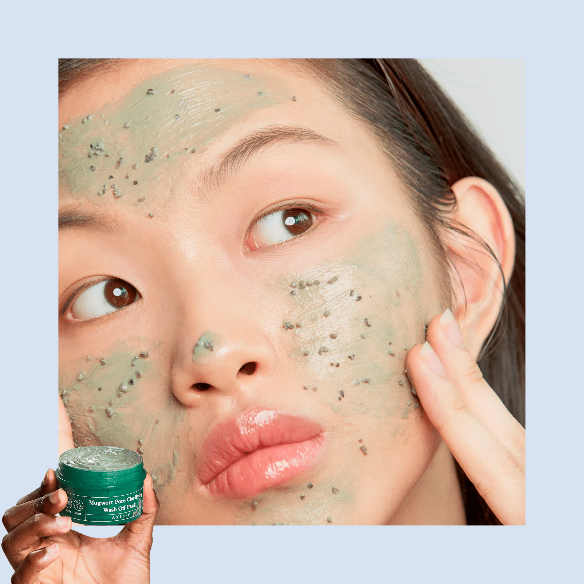  Îmbogățit cu virtuțile purificatoare ale mugwort-ului, AXIS-Y Mugwort Pore Clarifying Wash Off Pack este un tratament revoluționar pentru ten. Ideal pentru cei care se luptă cu porii dilatați și impuritățile, această mască vegană, fără parabeni și cruelty-free, îți va lăsa pielea curată și clarificată. Compoziția sa naturală este special concepută pentru a absorbi excesul de sebum și a calma pielea iritată, oferind totodată o îngrijire delicată. Cu promisiunea unei calități superioare