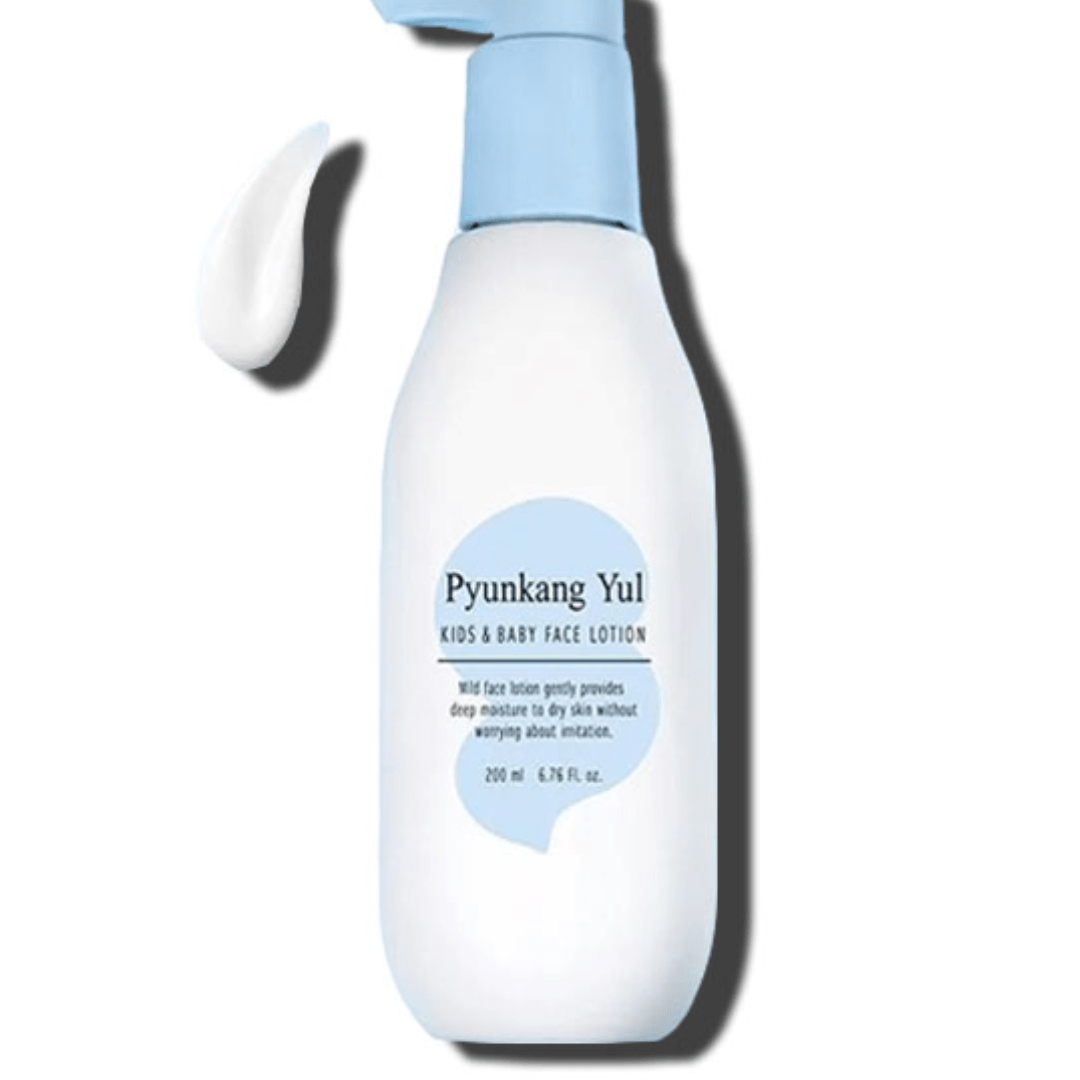 Pyunkang Yul Kids & Baby Face Lotion este o loțiune delicată de 200 ml, special formulată pentru hidratarea profundă a pielii uscate a bebelușilor și copiilor. Această loțiune oferă o îngrijire blândă, fără a provoca iritații, fiind perfectă pentru pielea sensibilă a bebelușilor. Ideală pentru utilizarea zilnică, Pyunkang Yul Kids & Baby Face Lotion ajută la menținerea sănătății și confortului pielii bebelușilor, lăsând-o moale și catifelată. Alege această loțiune pentru o îngrijire completă