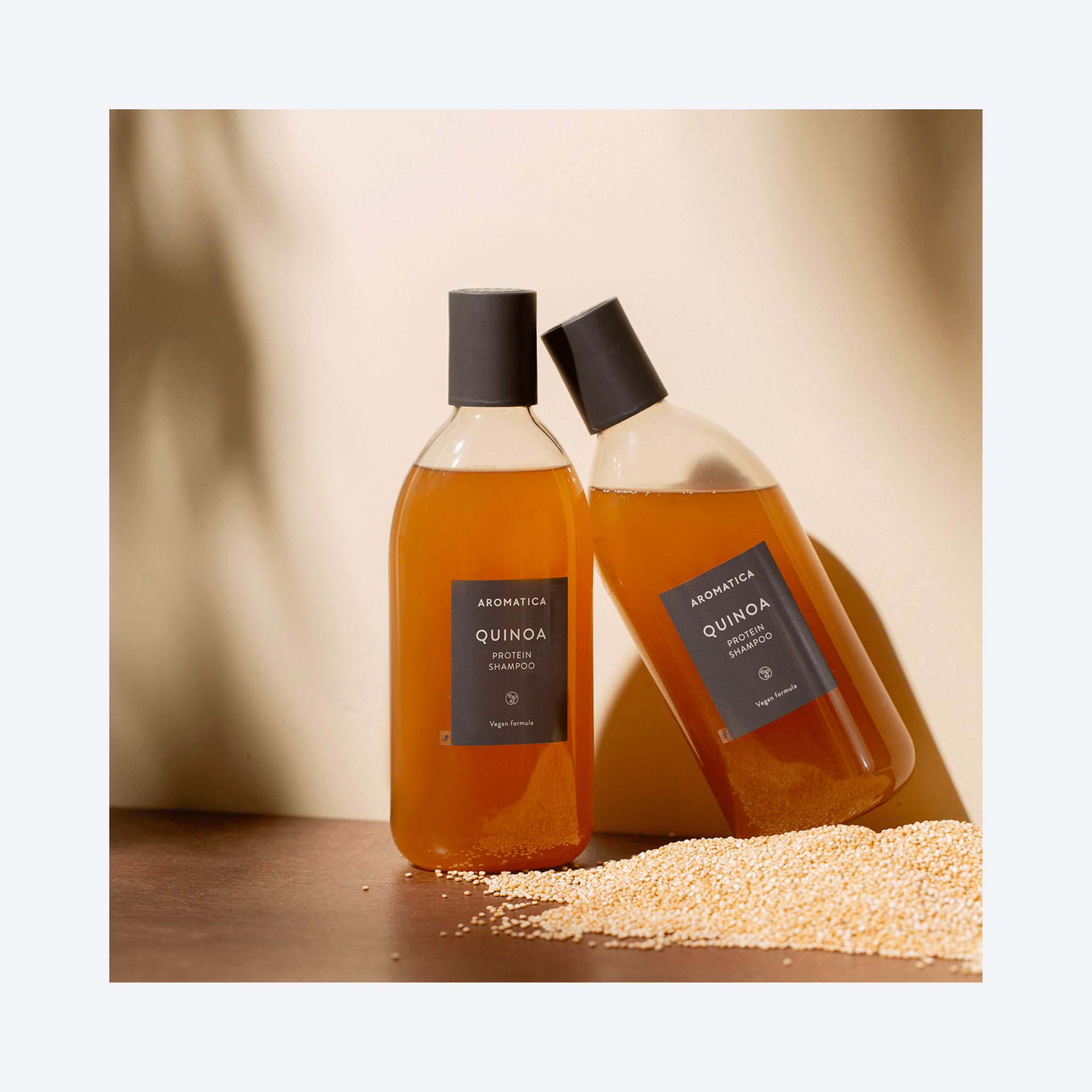  Descoperă secretul unui păr sănătos și strălucitor cu Șamponul cu Proteine din Quinoa de la Aromatica. Acest produs vegan, infuzat cu puterea revigorantă a quinoei, oferă o curățare blândă, totodată fortificând fibra capilară. Ideal pentru cei care caută o soluție naturală și etică, acest șampon hrănește și protejează, lăsând părul revitalizat și plin de viață. Beneficiază de ingredientele naturale ale acestui șampon pentru a-ți reda părului strălucirea și vitalitatea, cu fiecare spălare