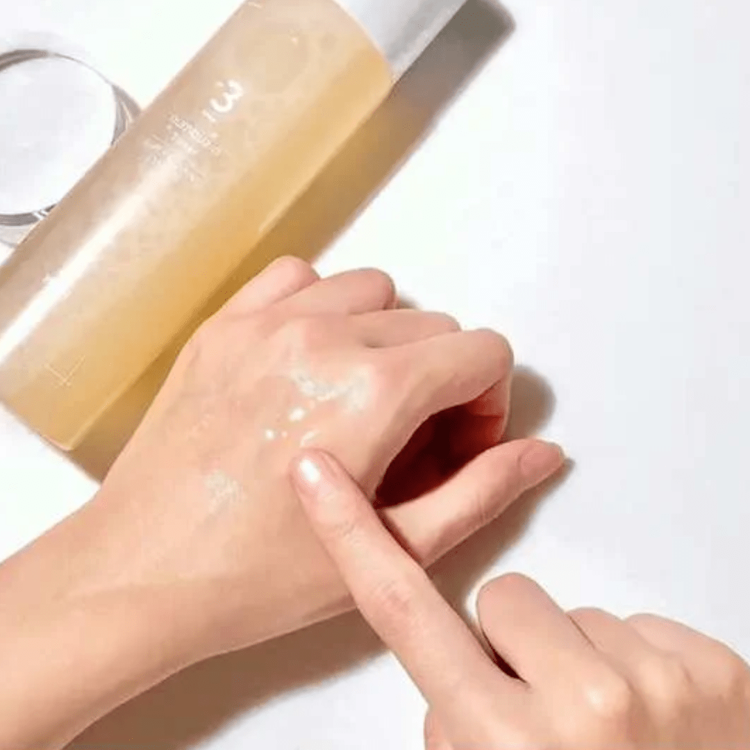 Tonifiază și iluminează-ți tenul cu Numbuzin No. 3 Super Glowing Essence Toner, o adevărată inovație în îngrijirea pielii. Cu o formulă avansată de 200 ml, acest toner nu doar că împrospătează și pregătește pielea pentru etapele următoare ale rutinei de îngrijire, dar este îmbogățit și cu esențe nutritive care conferă strălucire și vitalitate. Ideal pentru toate tipurile de ten, acest toner ajută la uniformizarea tonului pielii și la minimizarea aspectului porilor, oferind o bază perfectă