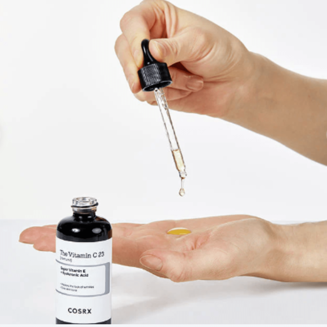 Redă luminozitatea naturală a pielii cu The Vitamin C 23 Serum COSRX, ser antioxidant care combate radicalii liberi și semnele de oboseală. Recomandat pentru ten tern și lipsit de vitalitate. wowskin.ro